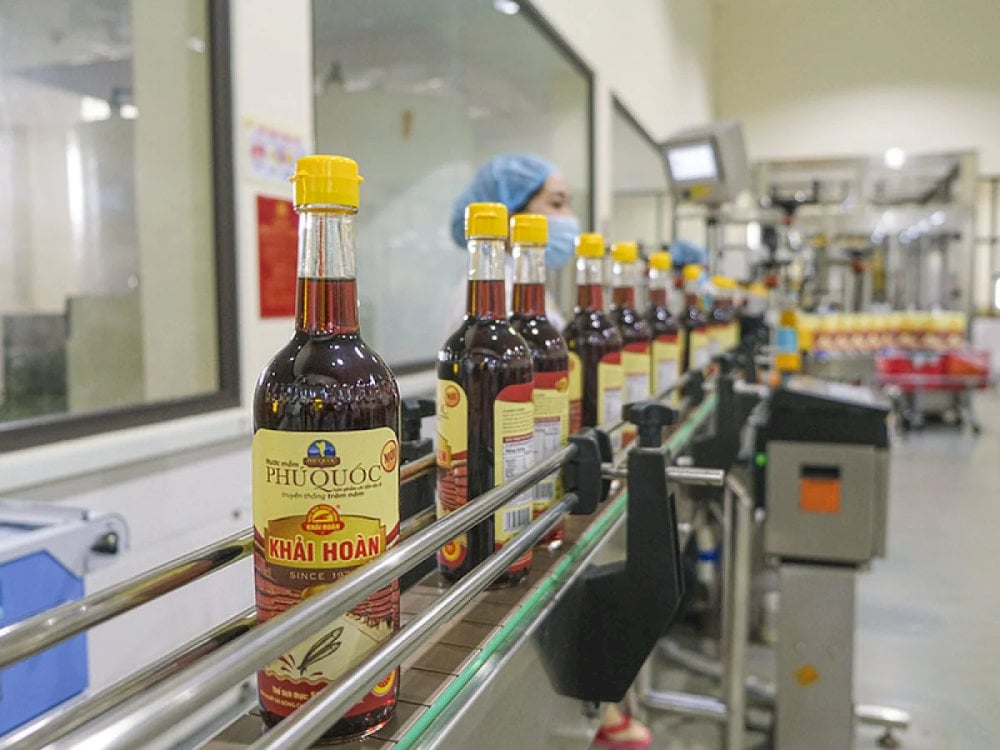 Many local brands use fresh ingredients to produce fish sauce right at their factories, which you can visit to learn about the traditional making process